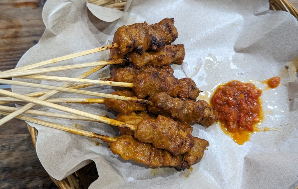 バリ島で食べた香ばしい豚肉の串焼きサテ・バビと赤いサンバルソース