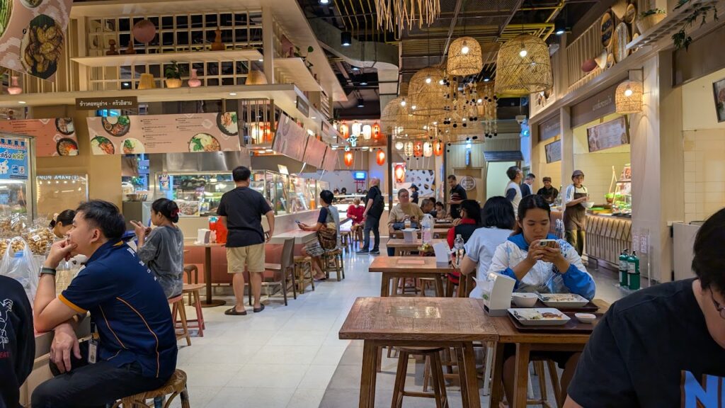 チェンマイのショッピングモール内でタイ料理店とテーブル席が並ぶフードコート
