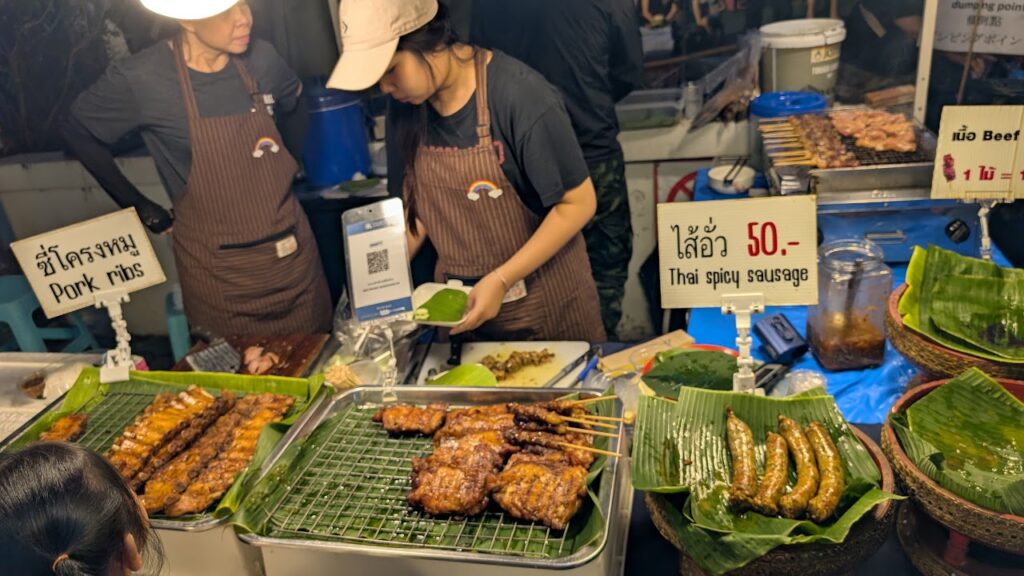 タイ・チェンマイのナイトマーケットで、豚のスペアリブやソーセージを販売する屋台