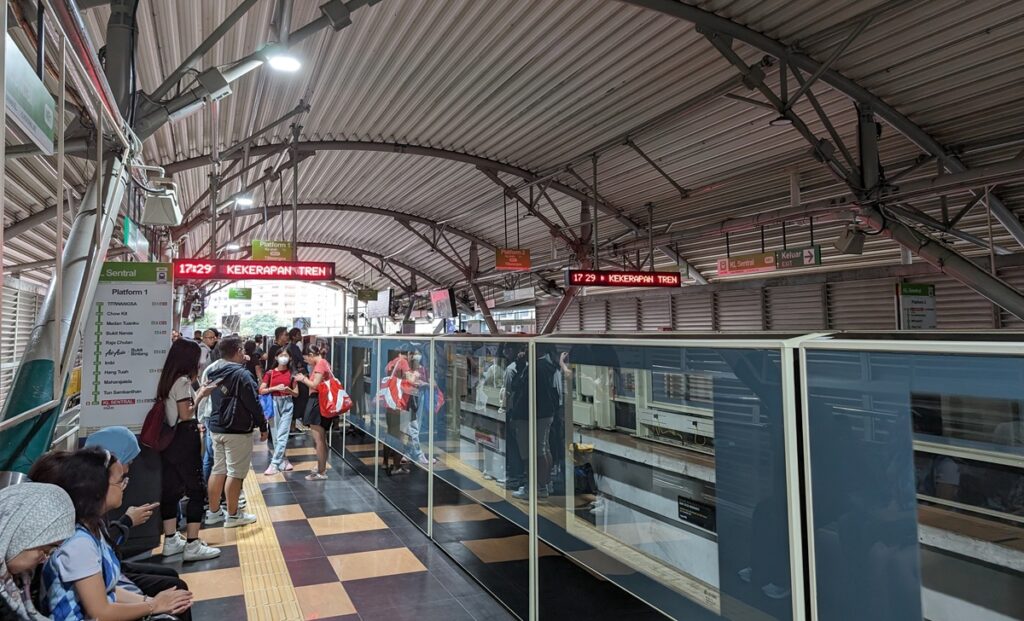 クアラルンプールのKLセントラル駅で列車を待つ利用者とモノレールホーム