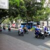多くのバイクと青い路線バスが行き交うホーチミン市内の街並み