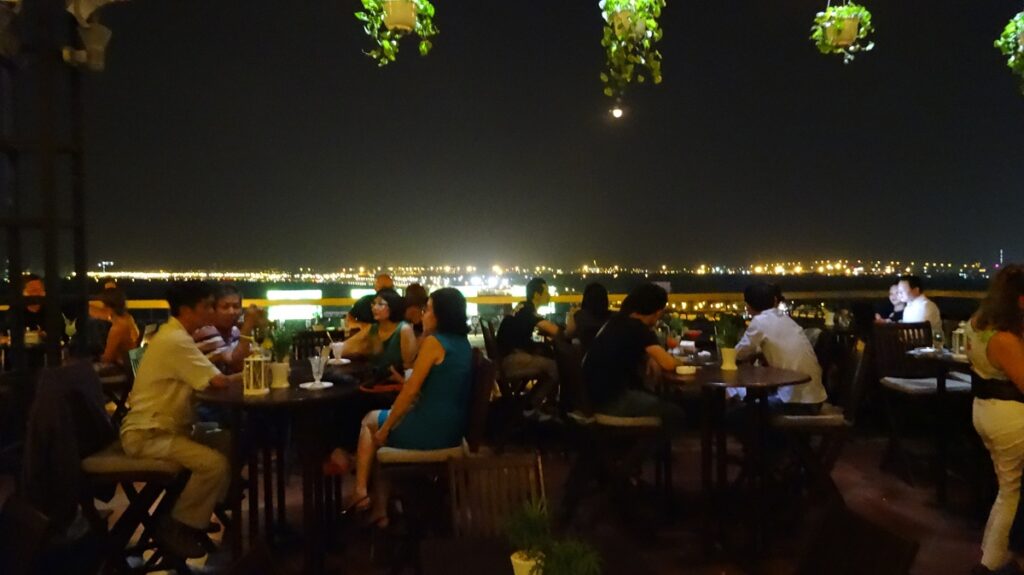 ホーチミンの夜景を眺めながら飲食を楽しめるマジェスティック・ホテルのルーフトップバー