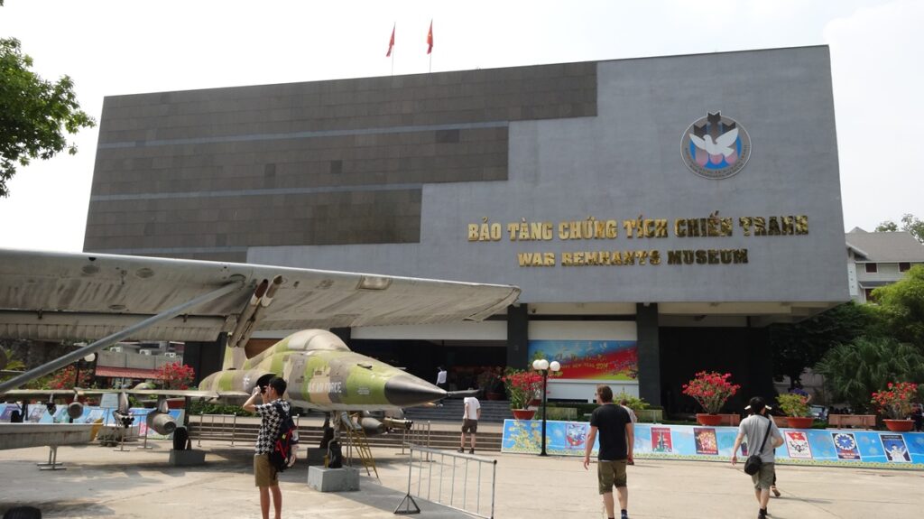 ホーチミンの戦争証跡博物館前に戦闘機などの軍用機が展示されている風景