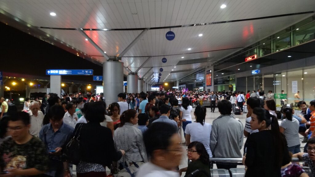 深夜にもかかわらず出迎えの人々で混雑するホーチミンのタンソンニャット国際空港到着出口