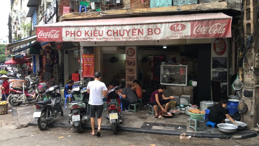 ハノイ旧市街の庶民的なフォー専門店で地元の人が食事をしている様子