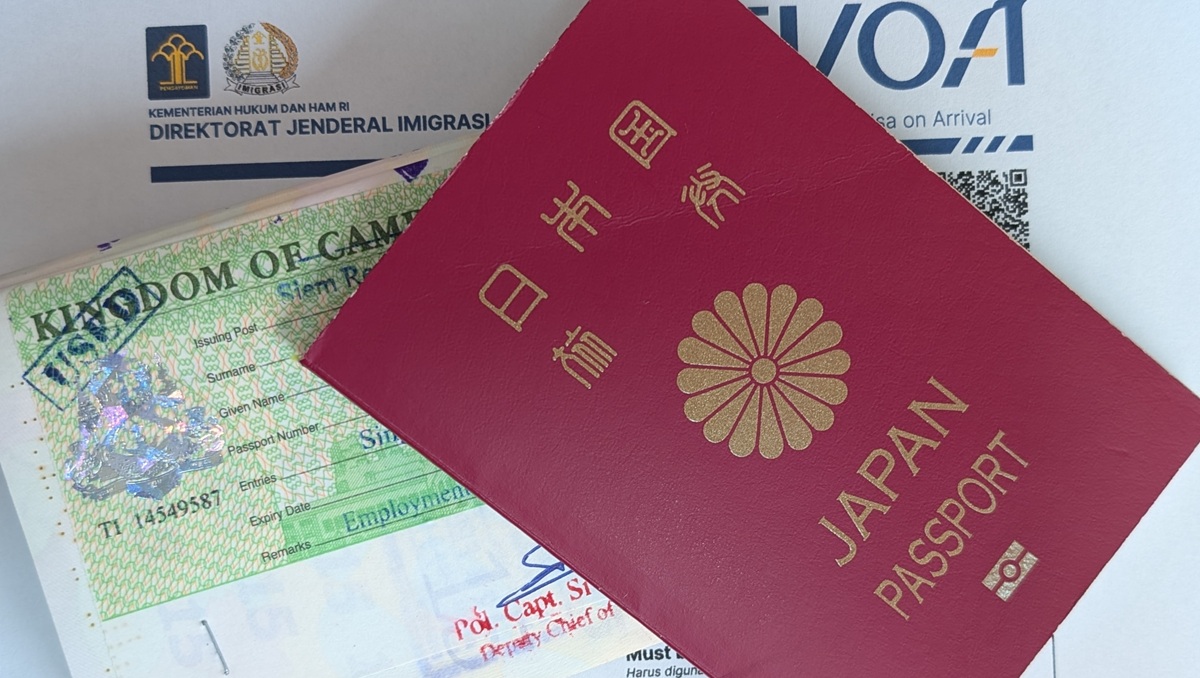 日本のパスポートと、カンボジアのビザ、インドネシアの到着ビザ（VOA）に関する書類